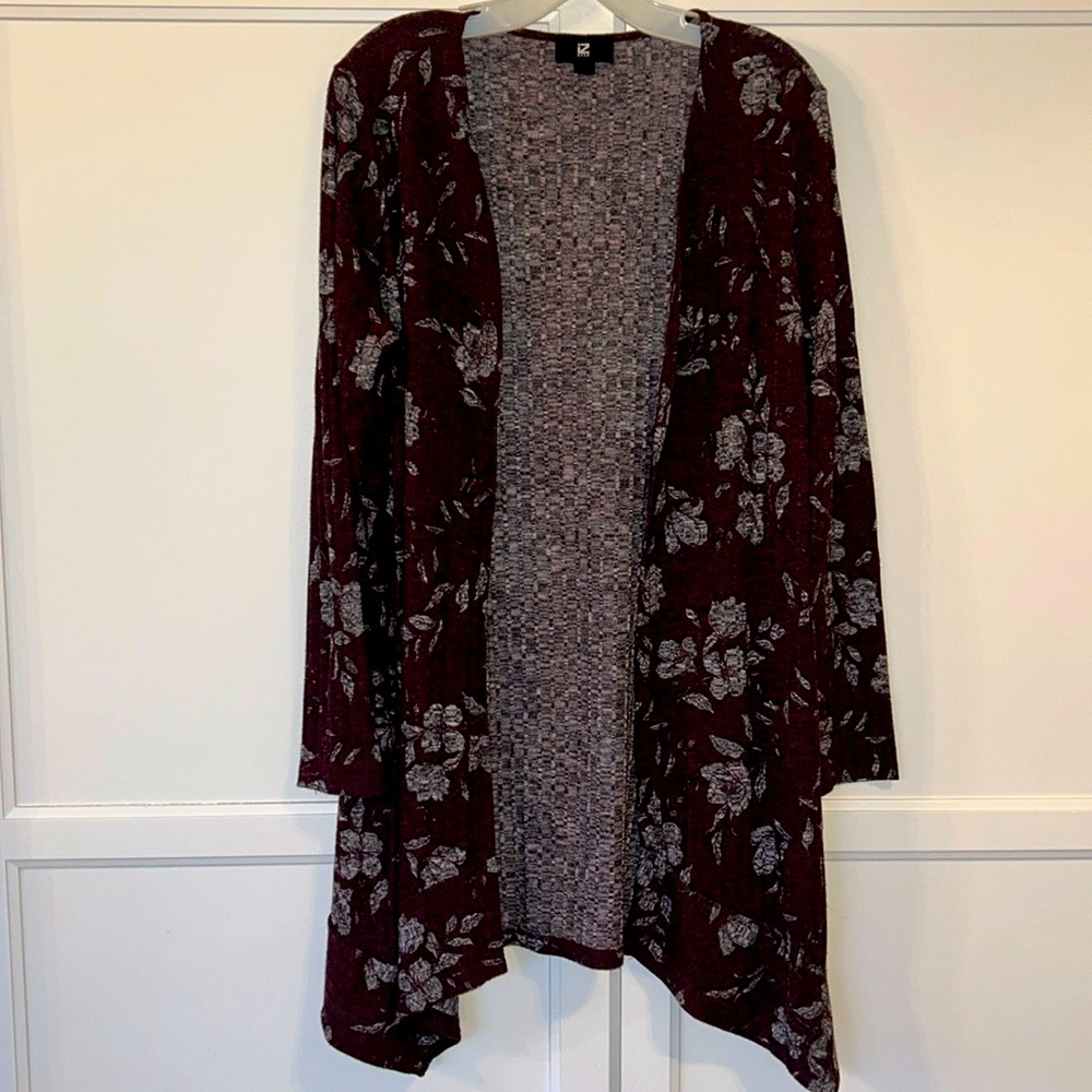 IZ Byer Maroon leaf/ flower detailed cardigan duster. Like new. Size L.
